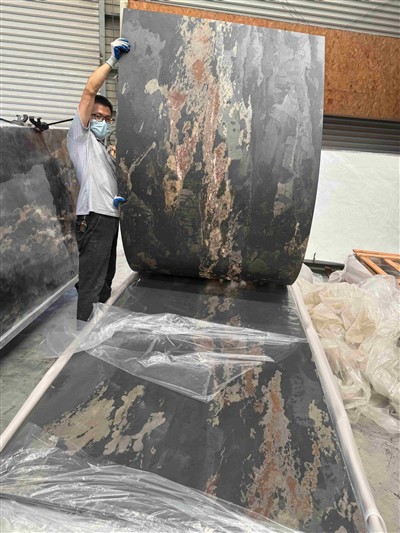 Translucent nyias slate phab ntsa vaj huam sib luag